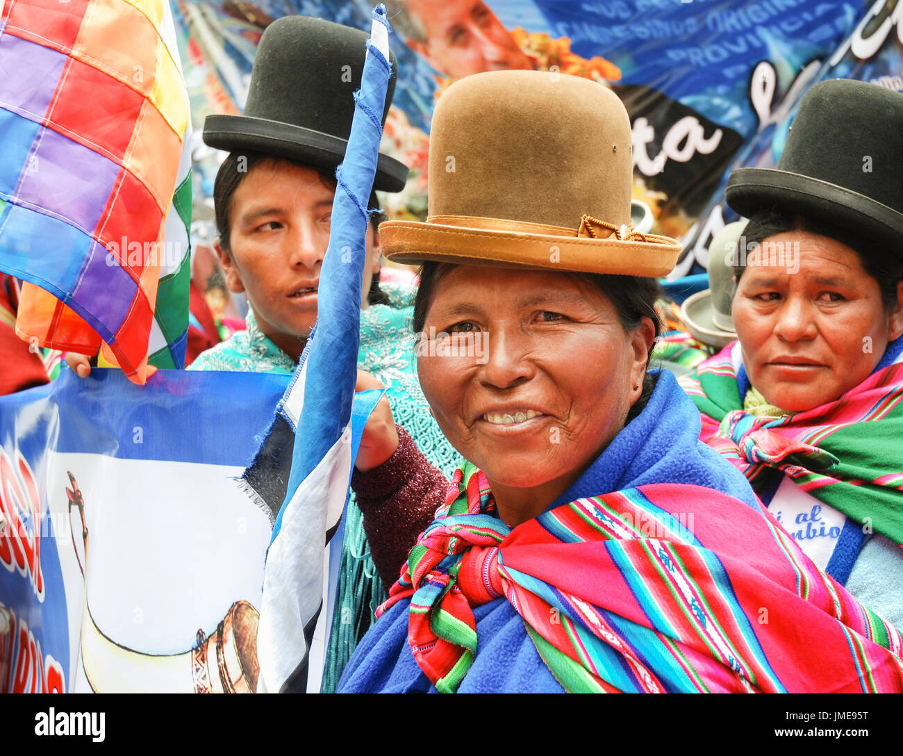 Bolivian Woman With La Paz City Bolivia Fotografías E Imágenes De Alta 