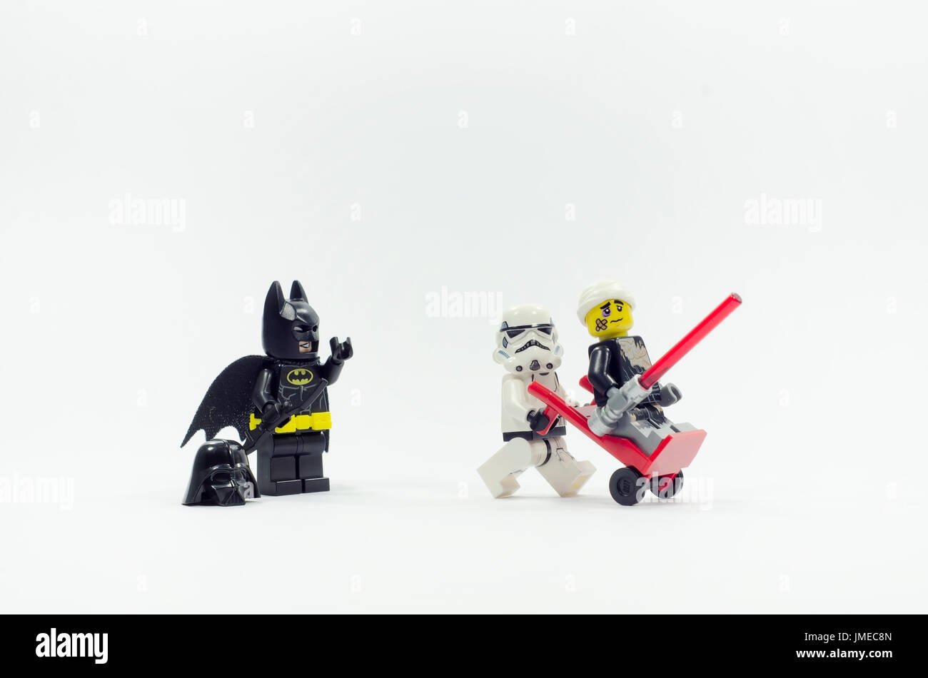 Lego Batman decir adiós a darth vader sentado en trolley con Storm Trooper  empujarlo Fotografía de stock - Alamy