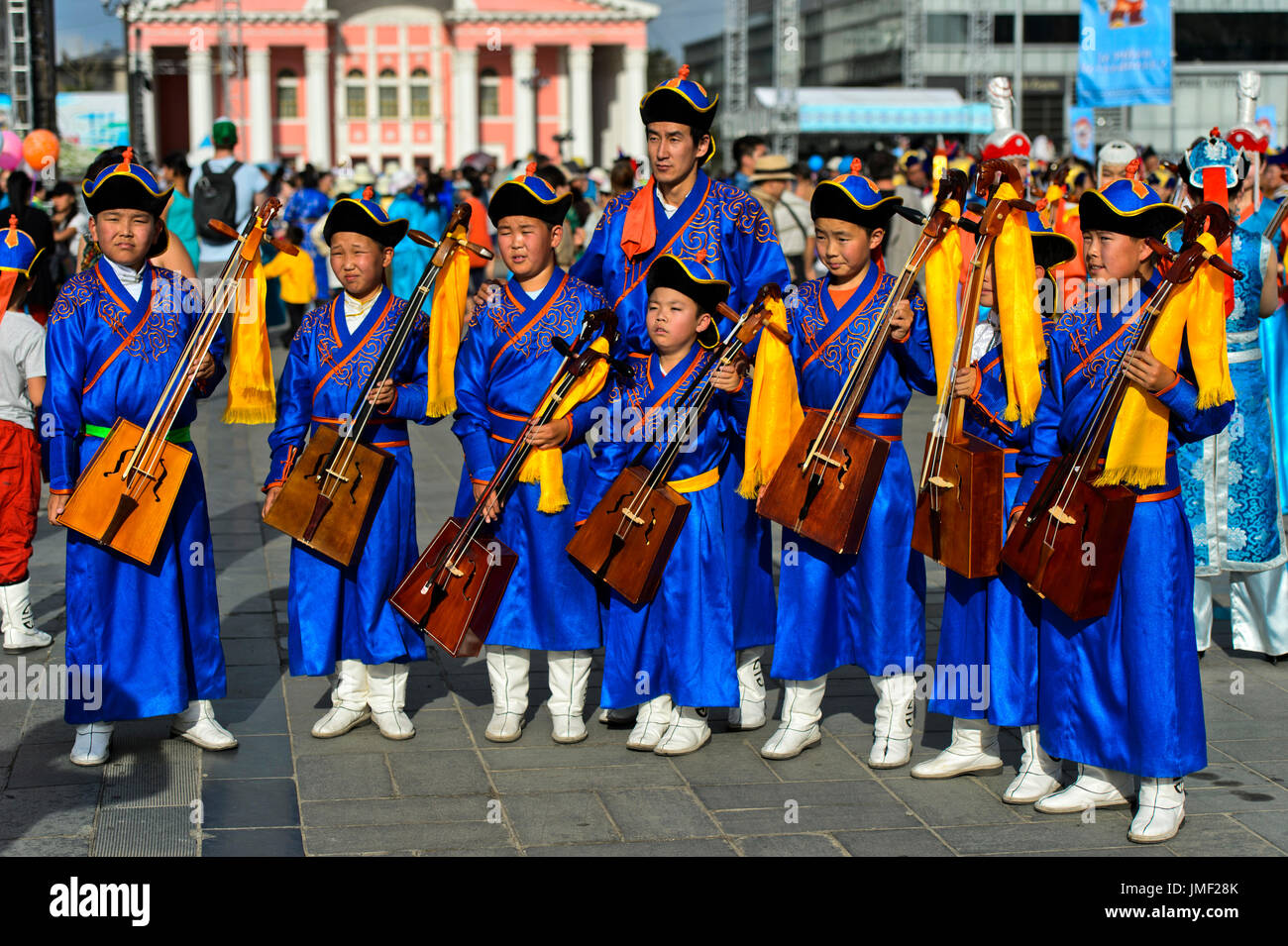 Morin Khuur orquesta juvenil en los tradicionales trajes deel con violines, horsehead morin khuur, Ulaanbaatar, Mongolia Foto de stock