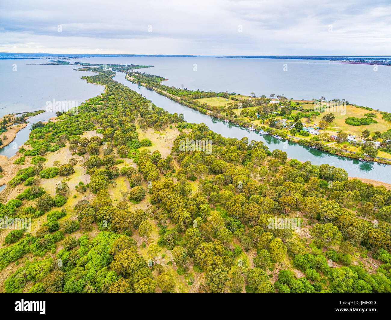 Vista aérea del Río Mitchell cieno embarcaderos en Gippsland Lakes Reserva, Victoria, Australia Foto de stock
