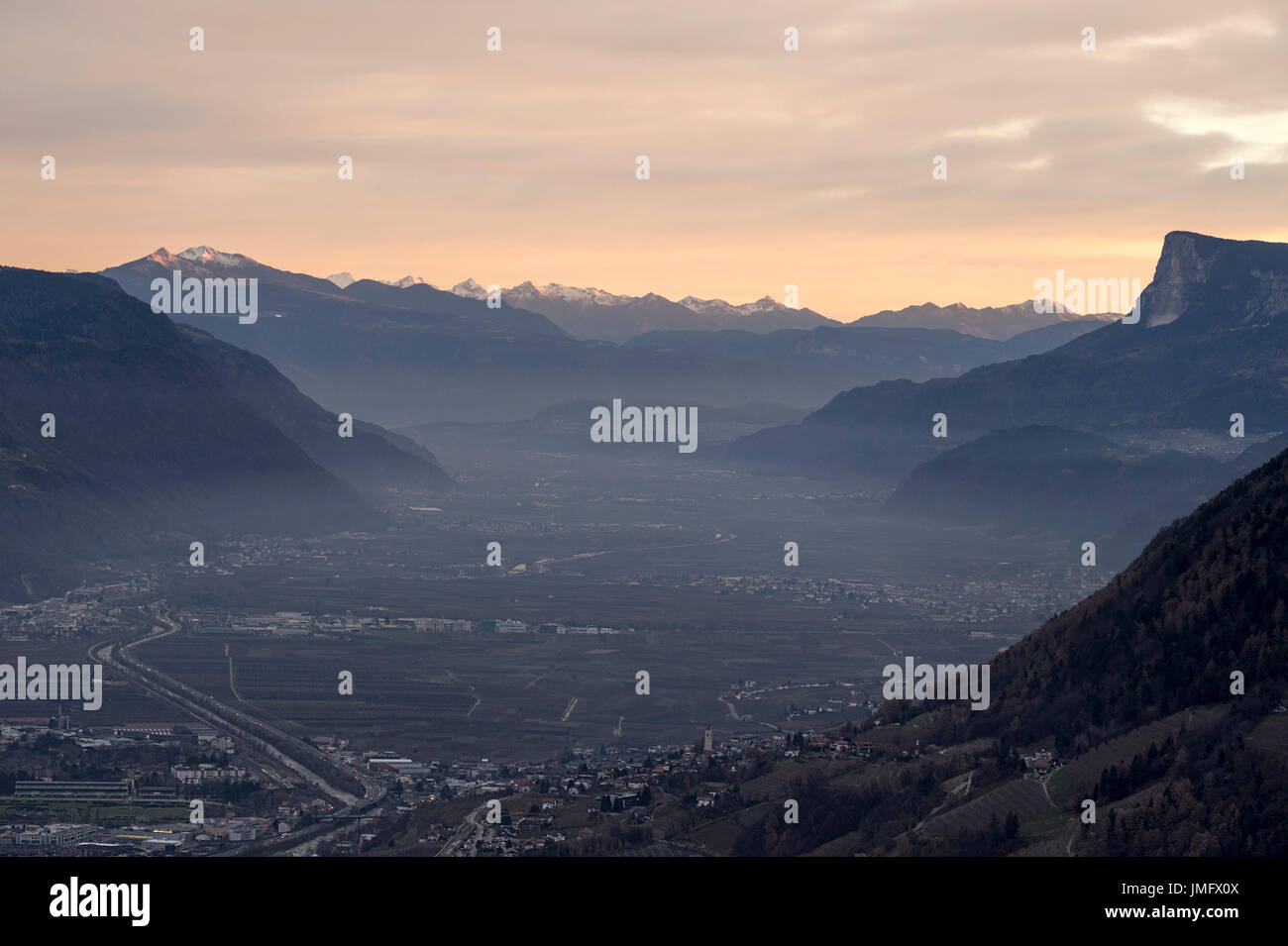 Italia, Trentino Alto Adigio, Merano, vista panorámica del valle con Merano Foto de stock