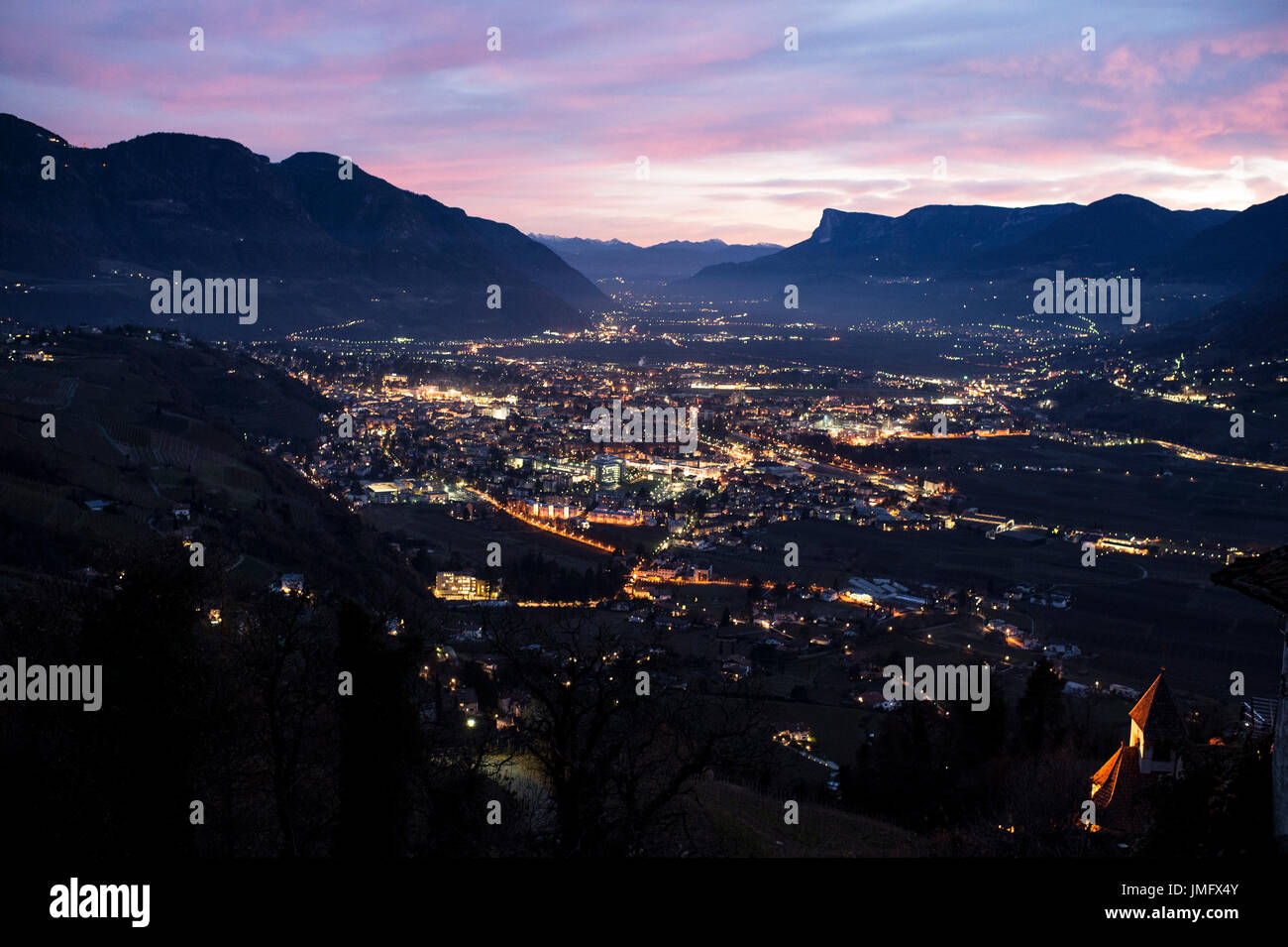 Italia, Trentino Alto Adigio, Merano, vista panorámica del valle con Merano Foto de stock