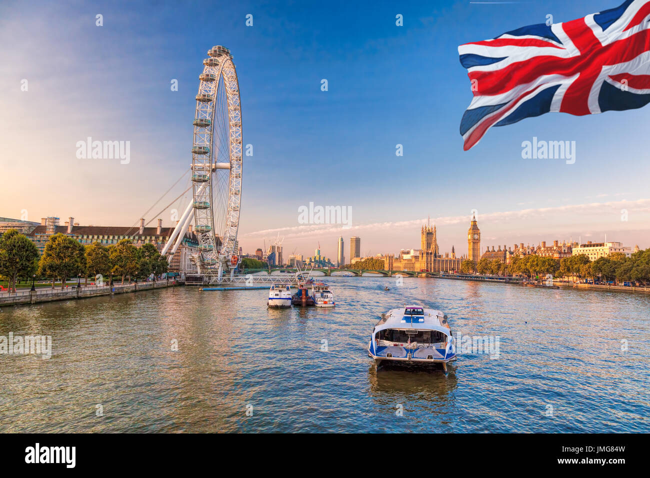 Amanecer con el Big Ben, el Palacio de Westminster, el London Eye, el puente de Westminster, Río Támesis, Londres, Inglaterra, Reino Unido. Foto de stock