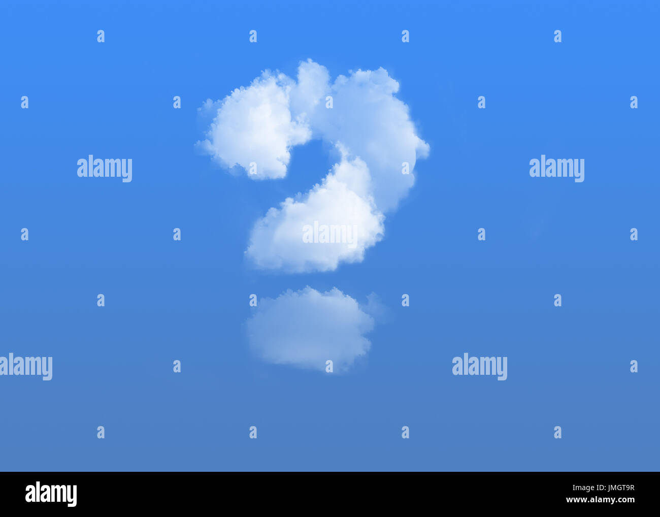 Signo de interrogación hecha de nubes sobre fondo azul. Foto de stock