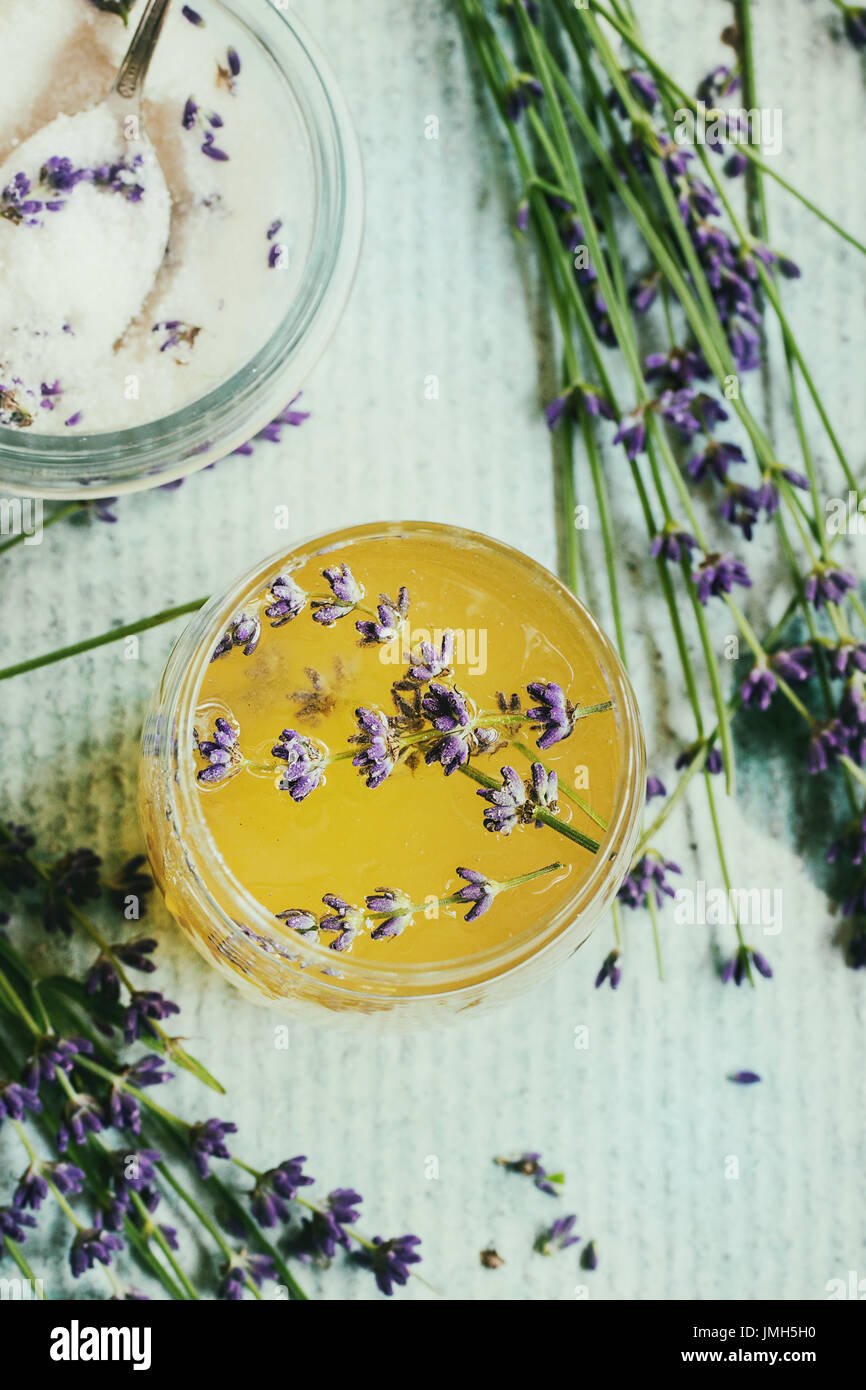 Miel y azúcar aromatizado con lavanda Foto de stock