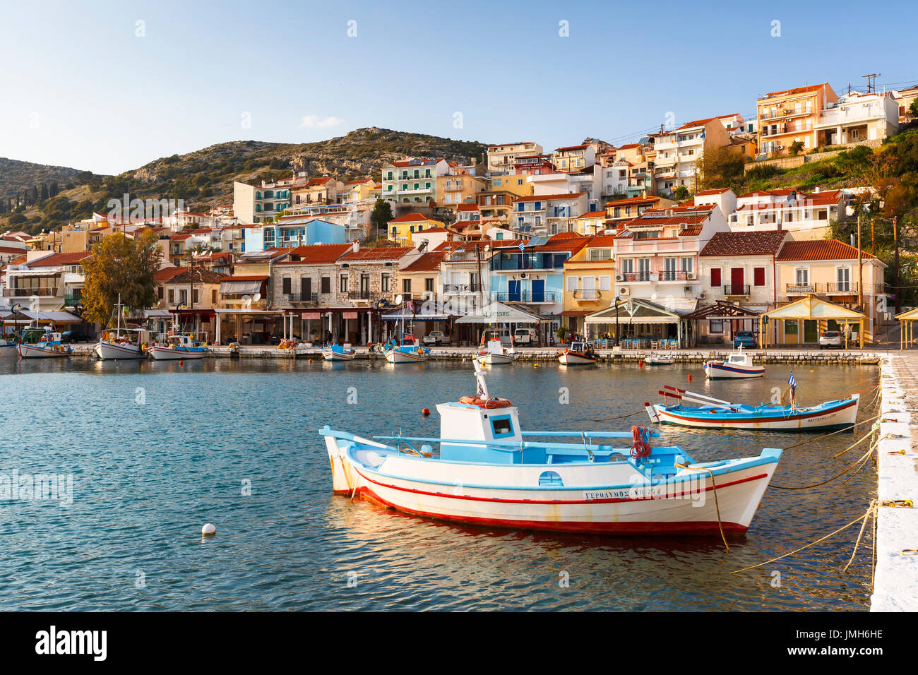 Puerto de la ciudad de Pitagorio en Samos Island, Grecia Fotografía de  stock - Alamy