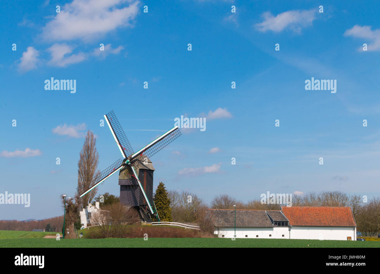 Antiguo molino de viento en funcionamiento en Flandes, Bélgica Foto de stock