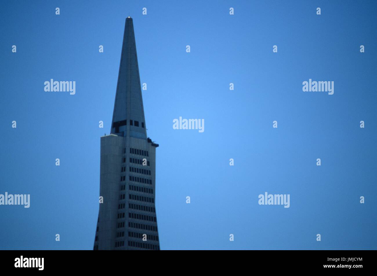 La parte superior de la Pirámide Transamérica edificio es visible en un día brumoso, San Francisco, California, 13 de junio de 2017. Foto de stock