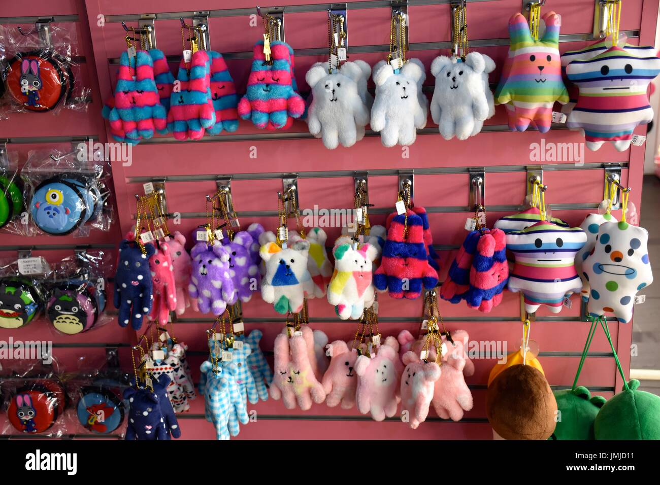 Algunos juguetes de peluche que cuelgan de llaveros en Taipei, Taiwán, bloque pequeño almacén. Foto de stock