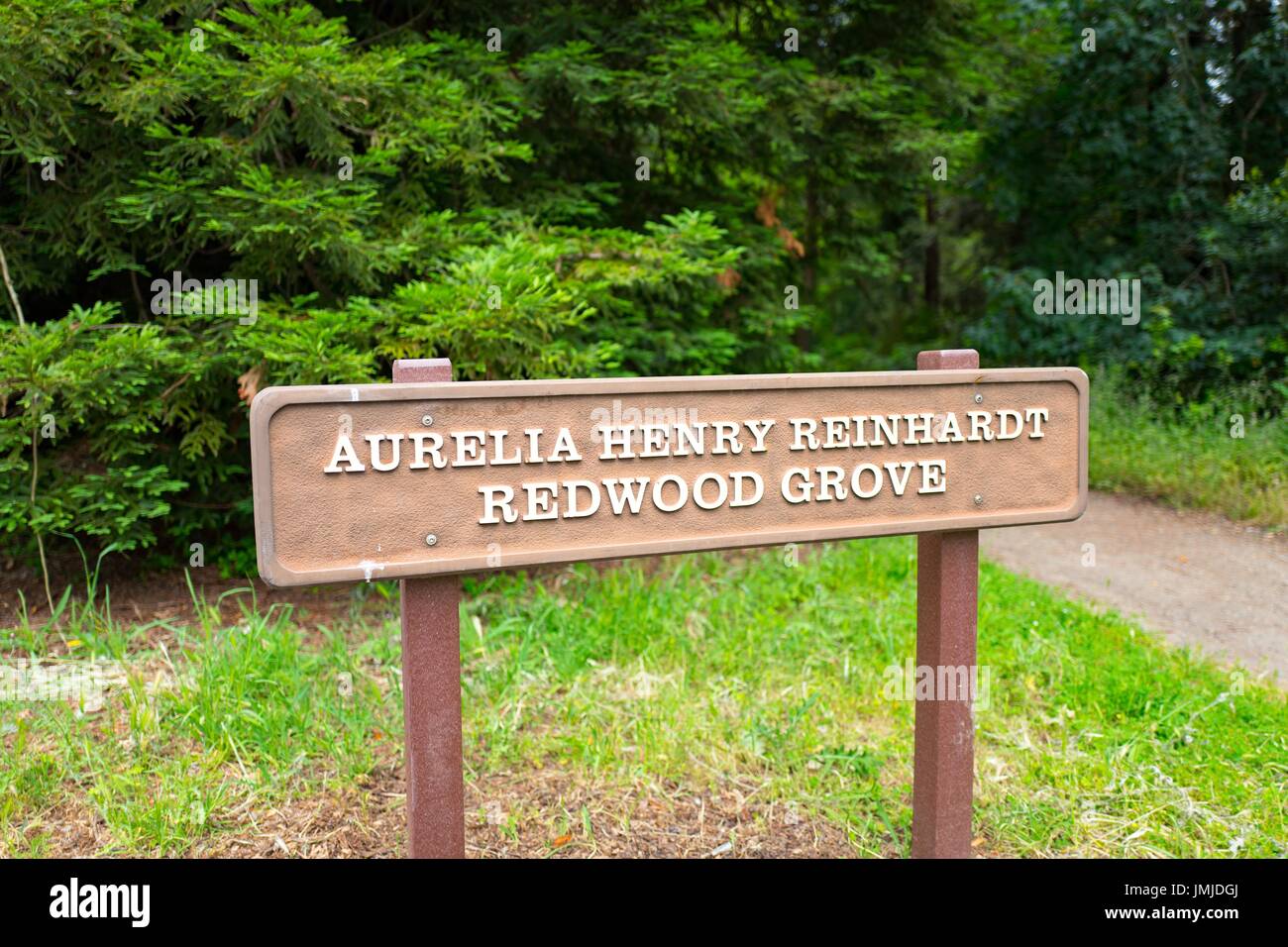 Señalización para Aurelia Henry Reinhardt Redwood Grove en Redwoods Parque Regional, Oakland, California, 26 de mayo de 2017. Foto de stock