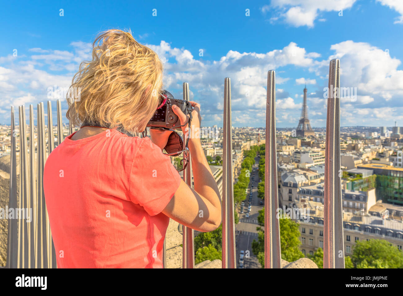 Mujer fotografías Torre Eiffel Foto de stock