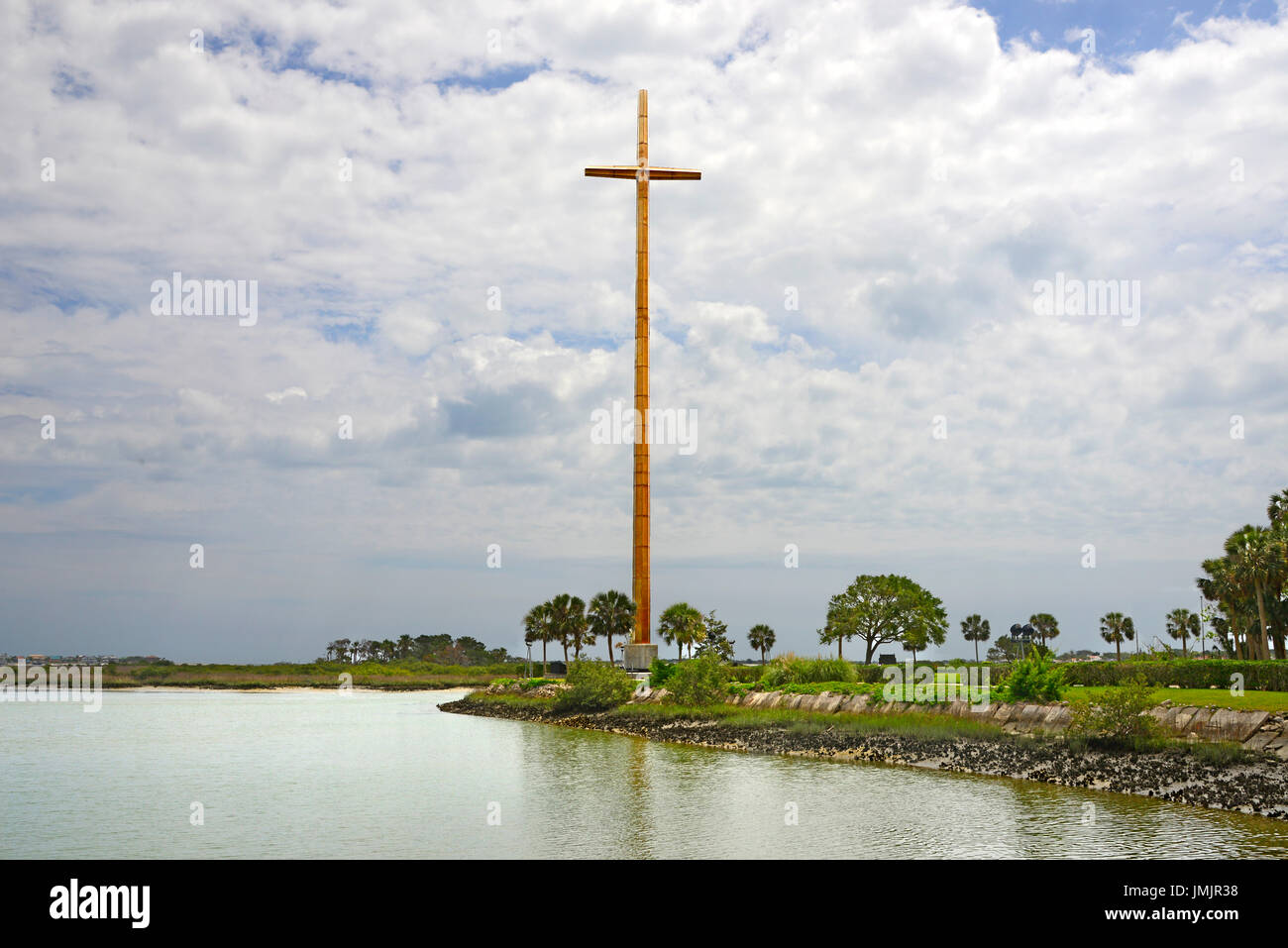 Los 208 ft cruz marcando el spot de la primera misa católica en los EE.UU. Fuente de la juventud en el histórico Parque de San Agustín, Florida, la ciudad más antigua de Ameri Foto de stock