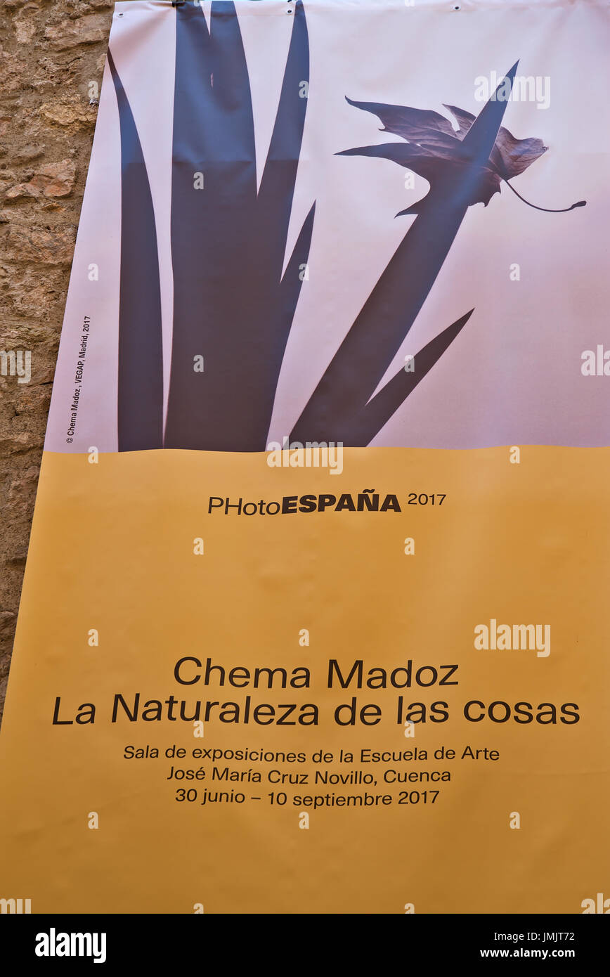 Cartel de la exposición del fotógrafo español Chema Madoz, "La naturaleza  de las cosas", en Cuenca, Castilla La Mancha, España Fotografía de stock -  Alamy