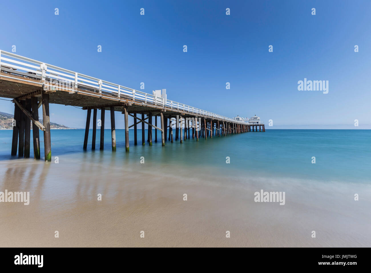 Malibu Pier playa con motion blur agua cerca de Los Ángeles en California. Foto de stock