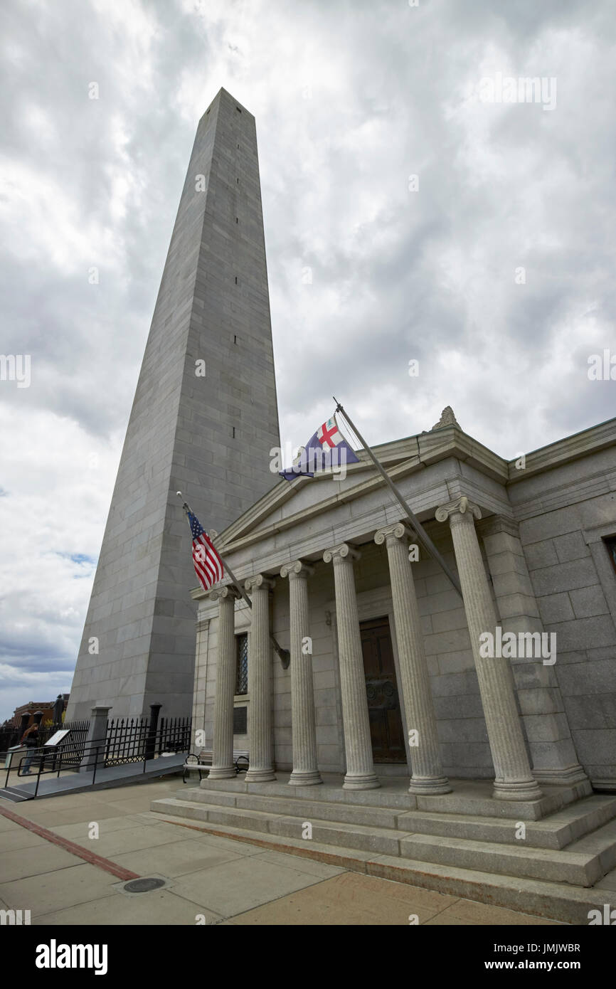 Bunker hill Monument y el centro de visitantes las razas hill charlestown Boston EE.UU. Foto de stock