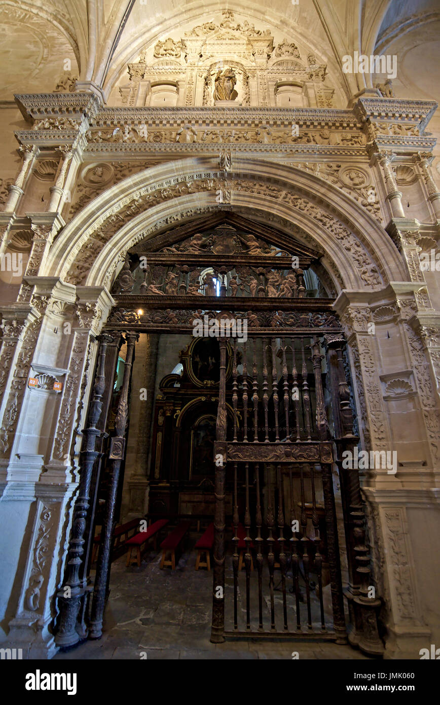 Pórtico de entrada a la capilla del pilar en la catedral de Santa María, Cuenca. Entrypoint muy ornamentada del siglo XVII, con diferentes imágenes religiosas. Foto de stock