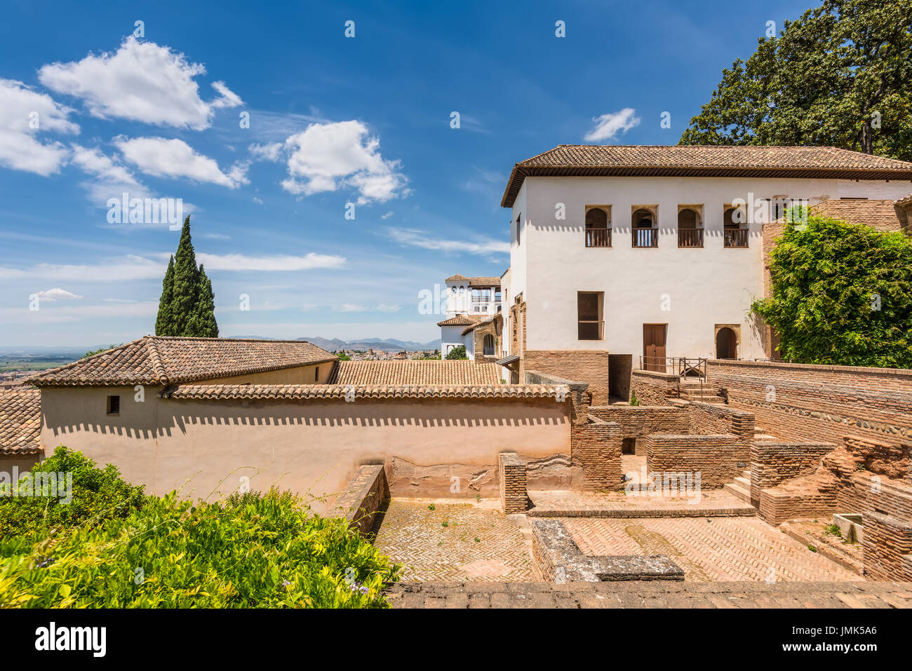 Granada, España - 19 de mayo de 2014: bonitas casas antiguas en el Palacio  de la Alhambra, Granada, Andalucía, España Fotografía de stock - Alamy