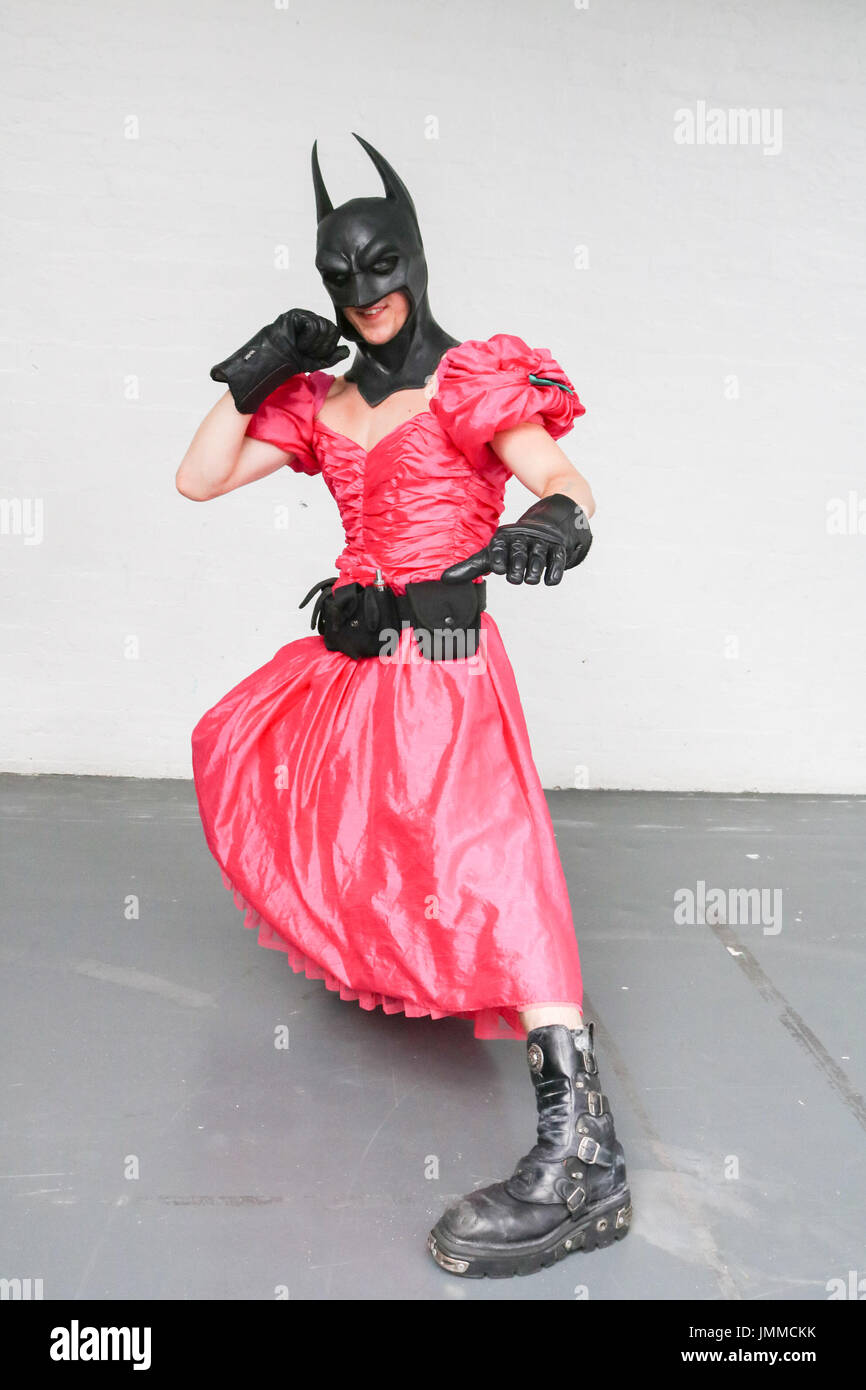 Londres, Reino Unido. 28 de julio de 2017. Batman en un vestido en la anual  London Film y Convención de cómic en Olimpia, que se centra en las  películas de culto, televisión,
