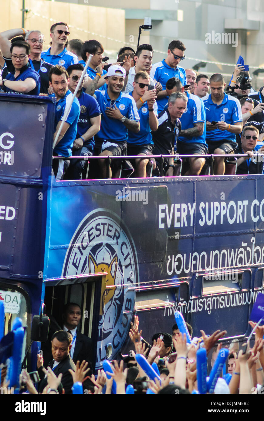 BANGKOK, TAILANDIA - Mayo : El desfile de la victoria de un club de fútbol  inglés de la ciudad de Leicester, el campeón del 2015 - 2016 English Premier  League, se celebró