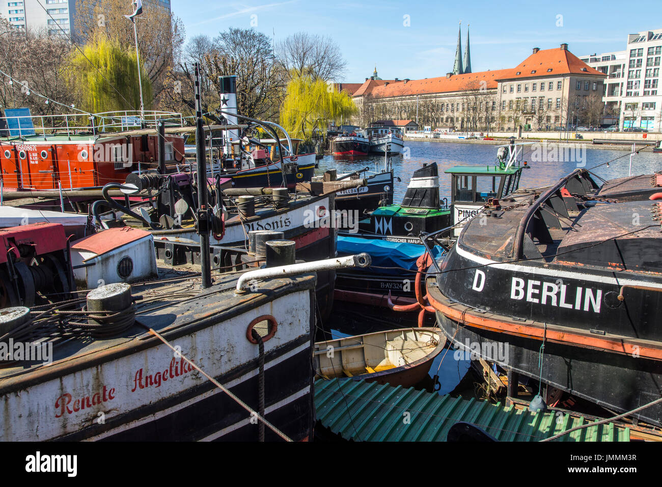 Puerto histórico, el río Spree, en Berlín, Alemania, el museo de barcos de  río viejo, los buques de vapor Fotografía de stock - Alamy