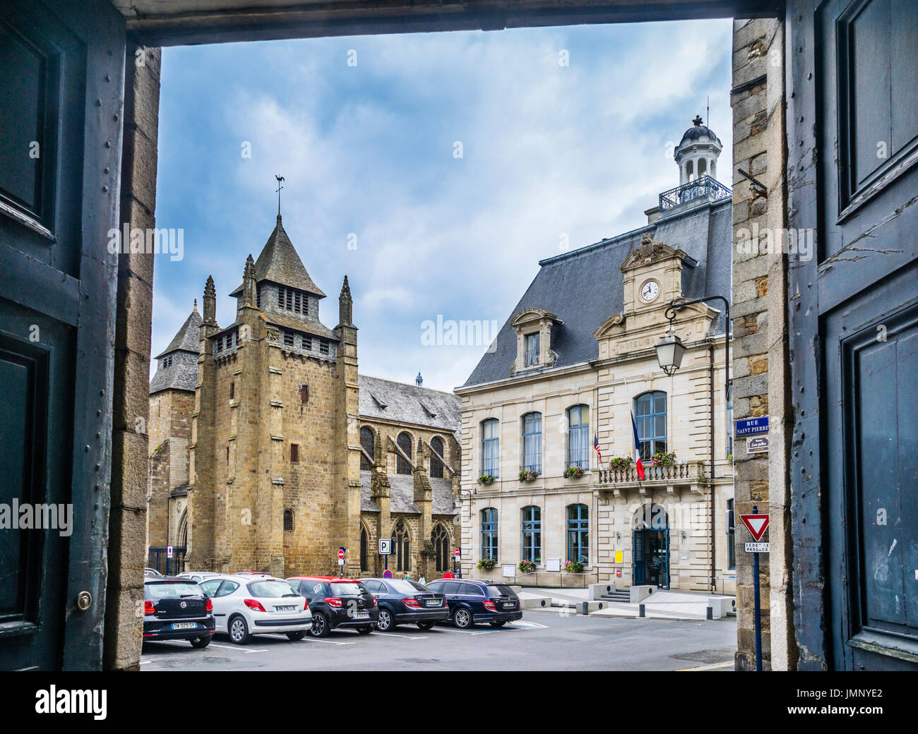 Francia, Bretaña, Cotes d'Armor, departamento de Saint-Brieuc, Place du Général de Gaulle, vista de Saint-Brieuc Catedral y el Ayuntamiento. Foto de stock