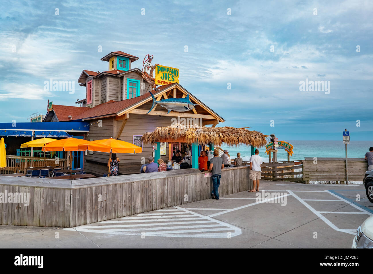 Pompano Joe's beach bar, restaurante y bar, en la playa de Miramar, justo al este de Destin, Florida, en el Golfo de México, en Estados Unidos. Foto de stock