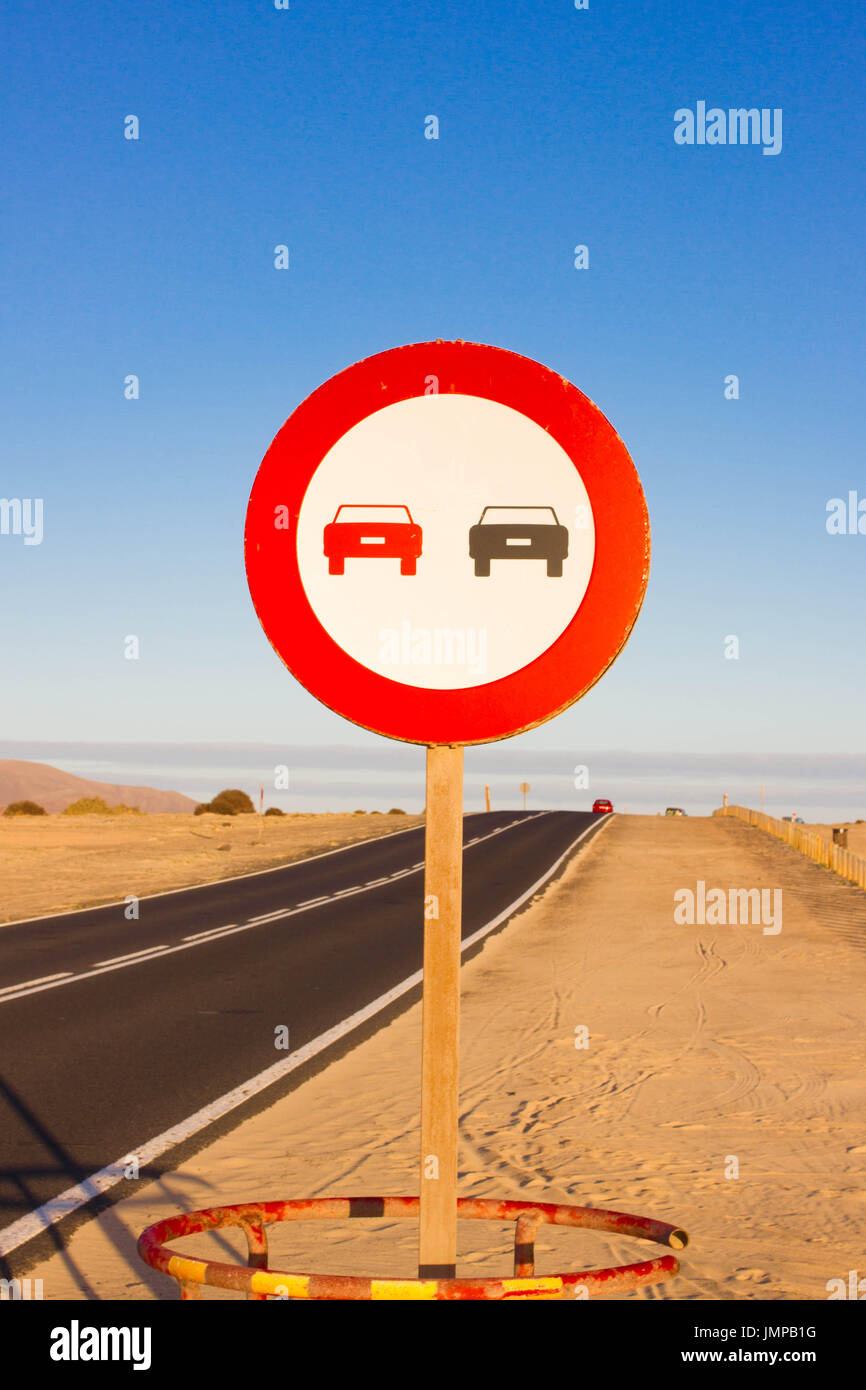 Ningún adelantamiento. Prohibido adelantar que indica. Circular roja