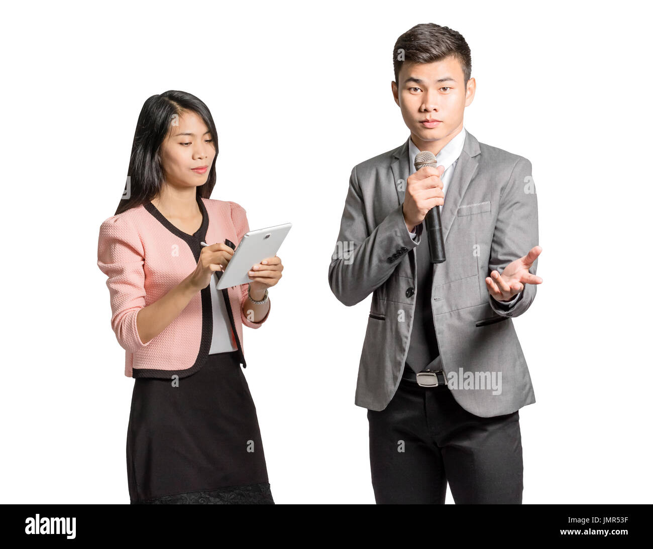 Retrato de joven empresario hablando en el micrófono y su secretaria la grabación de la palabra a la tableta. Aislado sobre fondo blanco con spa de copia Foto de stock