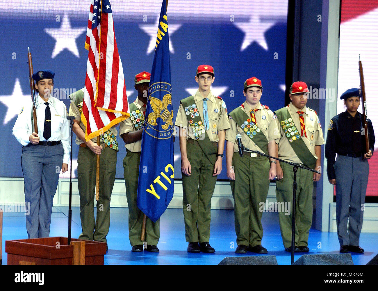 New York, NY - Agosto 30, 2004 -- Presentación de los colores por el mayor consejo en Nueva York de Boys Scouts Tropa 520 y la aplicación de la Ley de tránsito NYPD Mesa exploradores Post 5233 en 2004, en la Convención Nacional Republicana en Nueva York, el 30 de agosto de 2004. Crédito: Ron Sachs / CNP Foto de stock