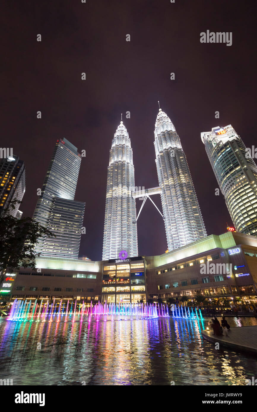 El KLCC lake symphony water fountain show, Kuala Lumpur, Malasia Foto de stock
