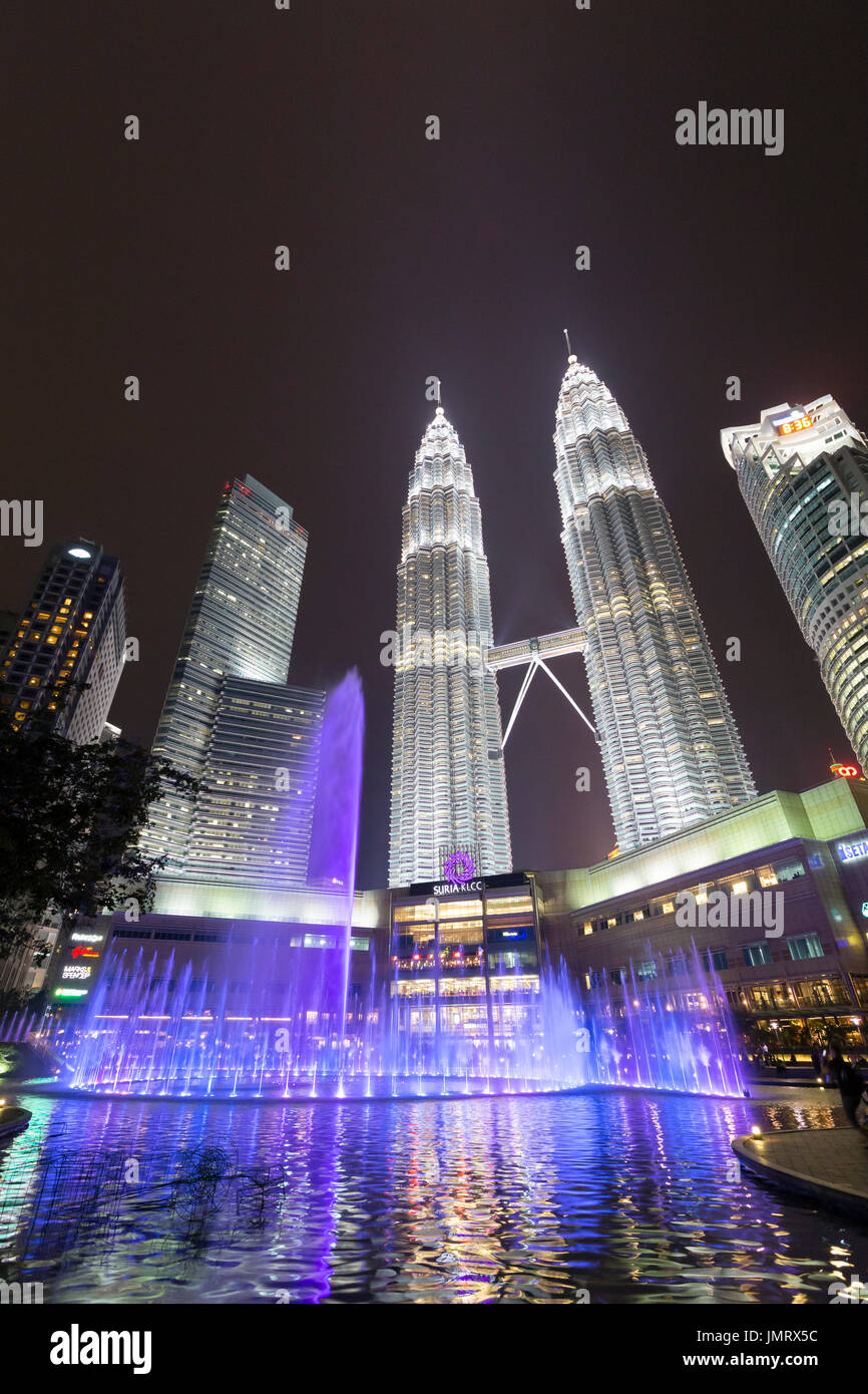 El KLCC lake symphony water fountain show, Kuala Lumpur, Malasia Foto de stock
