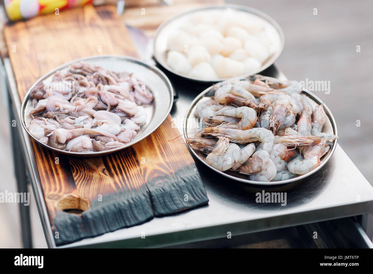 Frescos mariscos crudos. En la tabla de metal Foto de stock