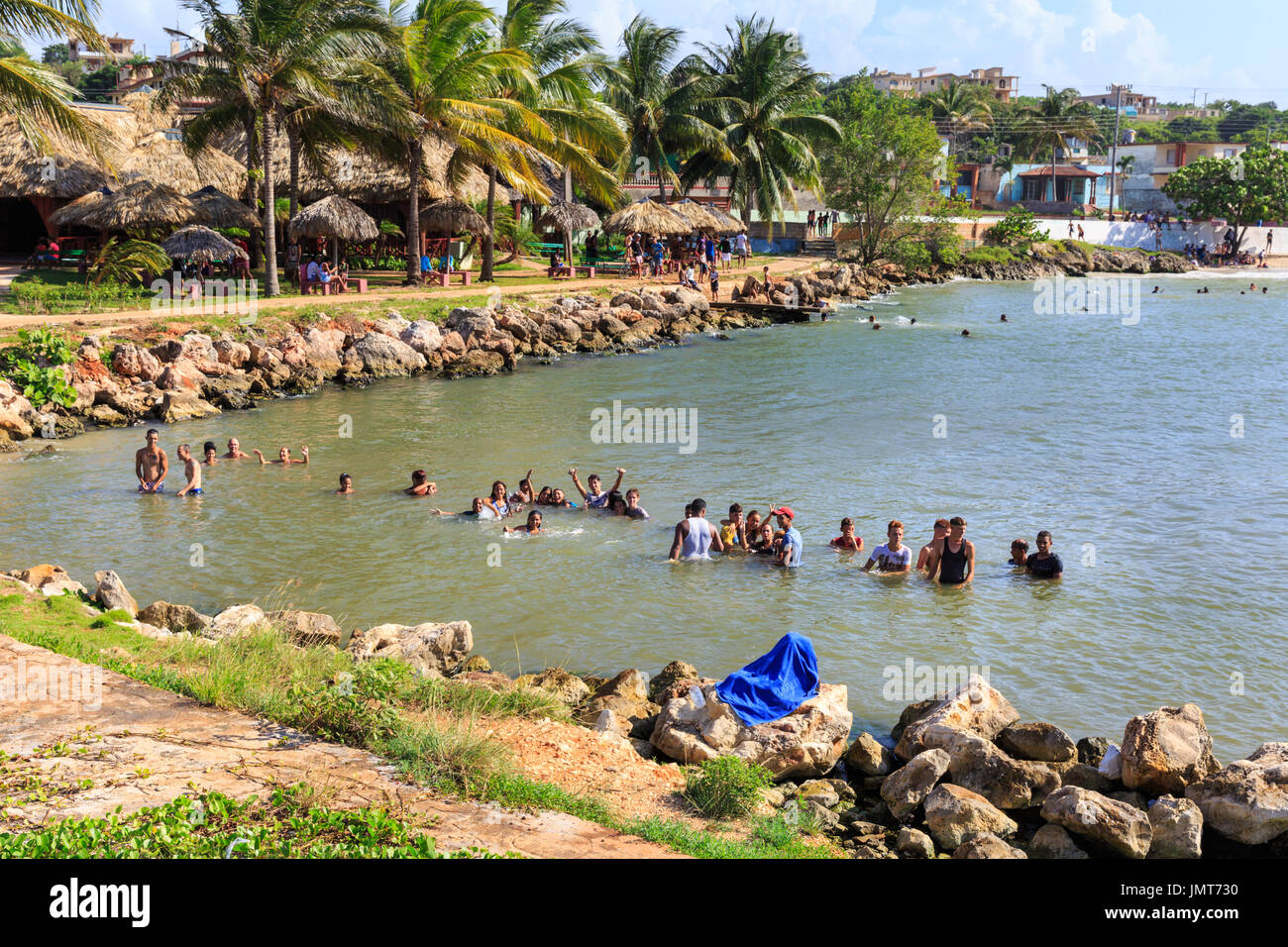 Los cubanos de bañarse, gente nadando y disfrutando de su tiempo de ocio en la playa de la ciudad de Matanzas, Cuba Foto de stock