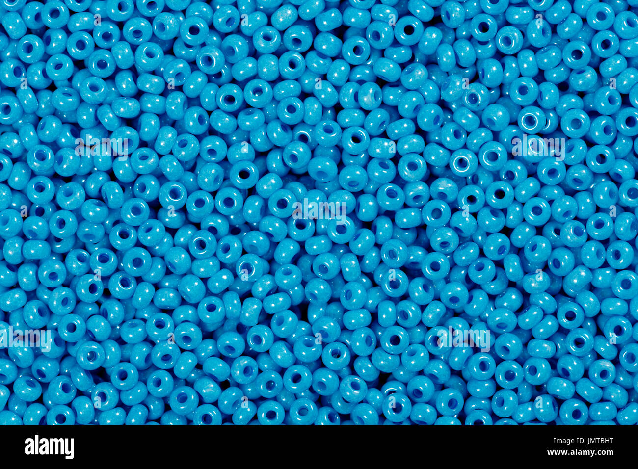 Multicolores abalorios de semillas de cristal azul de fondo. Foto de stock