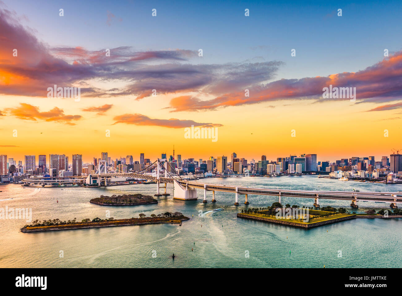 Tokio, Japón, el horizonte de la bahía con el Puente del Arco Iris. Foto de stock