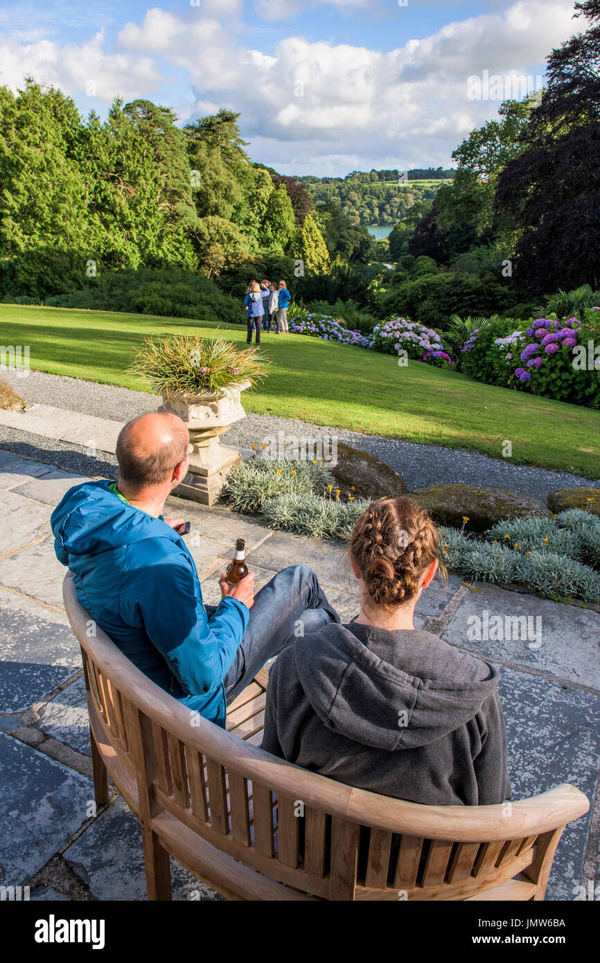 Las personas relajarse y disfrutar de las vistas al sub-tropical de Trebah Garden en Cornwall. Foto de stock