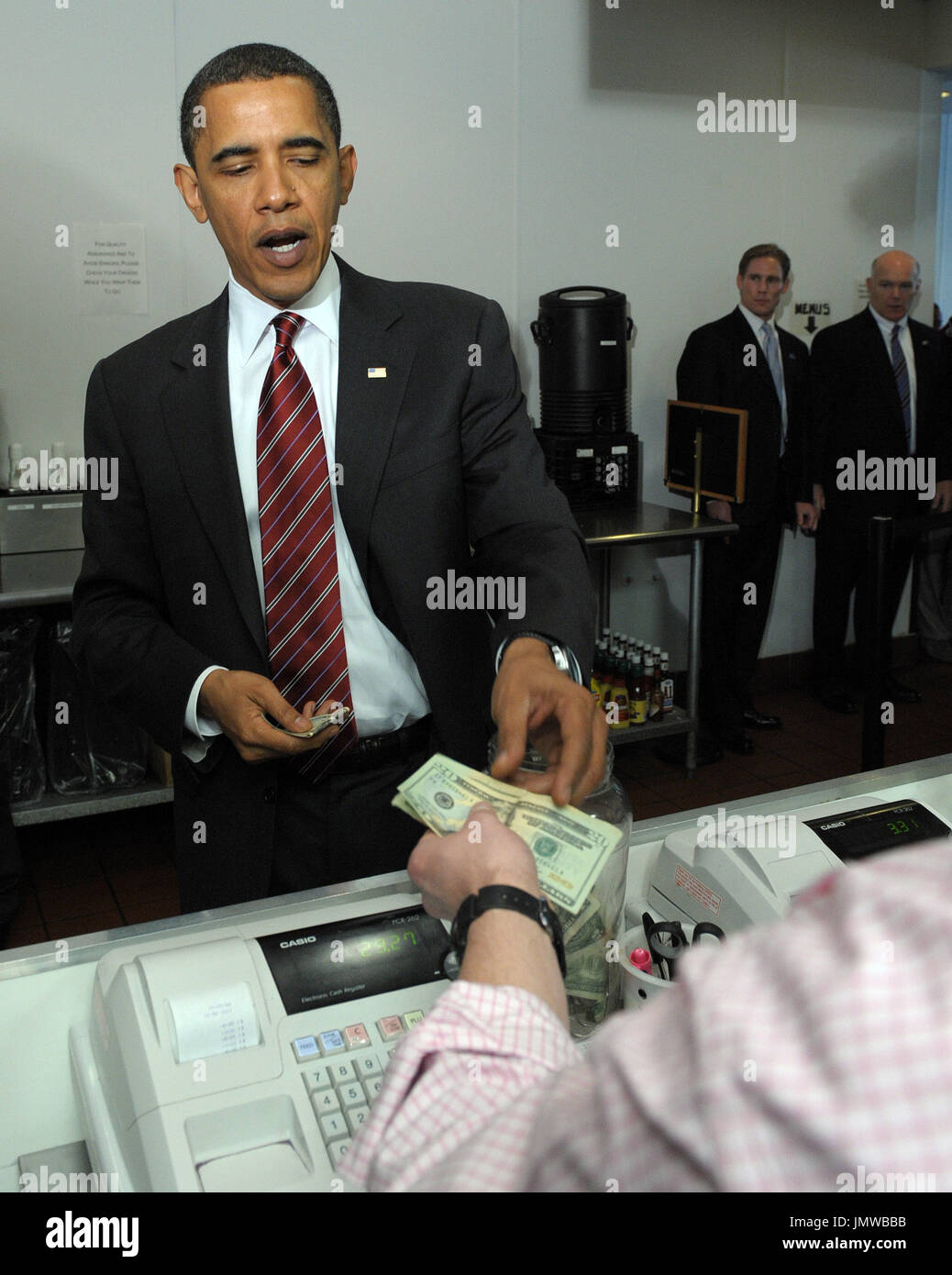 Arlington, VA - Mayo 5, 2009 -- El presidente de Estados Unidos, Barack Obama se paga después de ordenar el almuerzo en Ray's Hell Burger en Arlington, Virginia, el 5 de mayo de 2009. .Crédito: Roger L. Wollenberg - Piscina a través del CNP Foto de stock