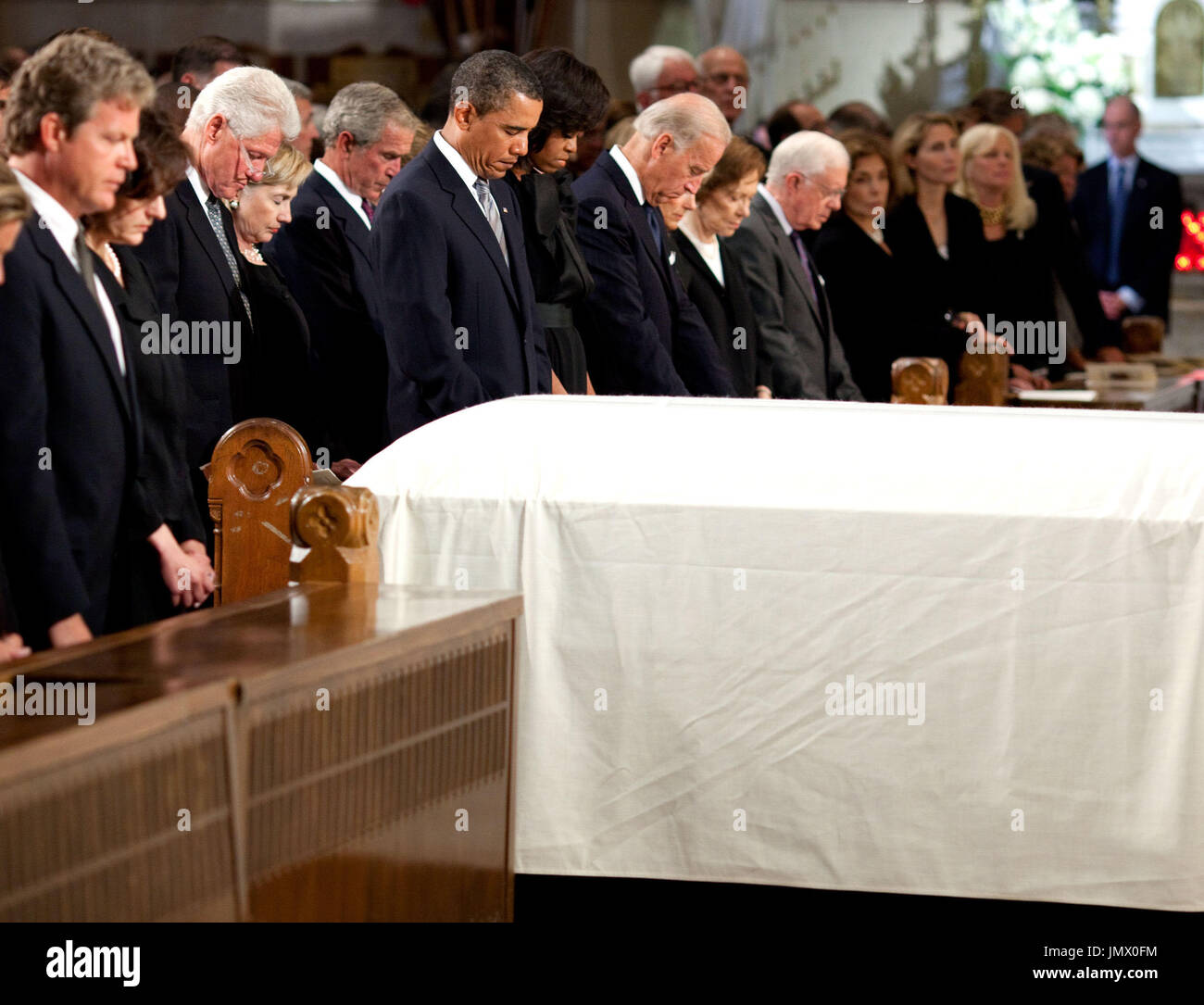 Boston, MA - Agosto 29, 2009 -- la urna de sábanas blancas el Senador  Edward Kennedy se sienta antes (desde la izquierda) el hijo del Senador  Edward Kennedy Jr., su viuda Vicki