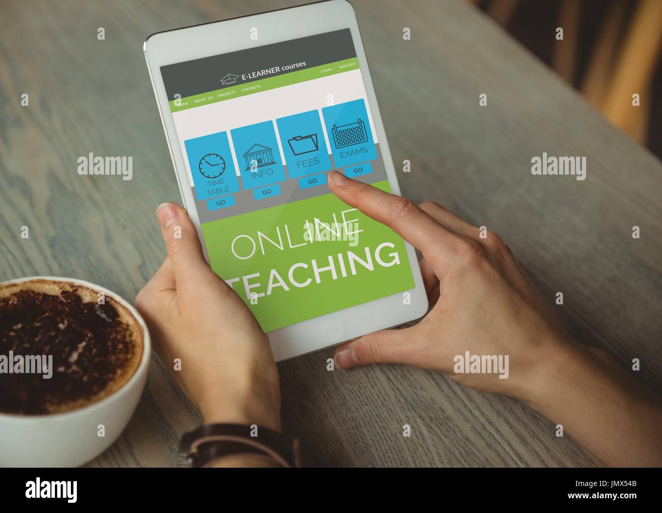 Compuesta Digital de la persona utilizando un tablet con el e-learning la información en la pantalla Foto de stock