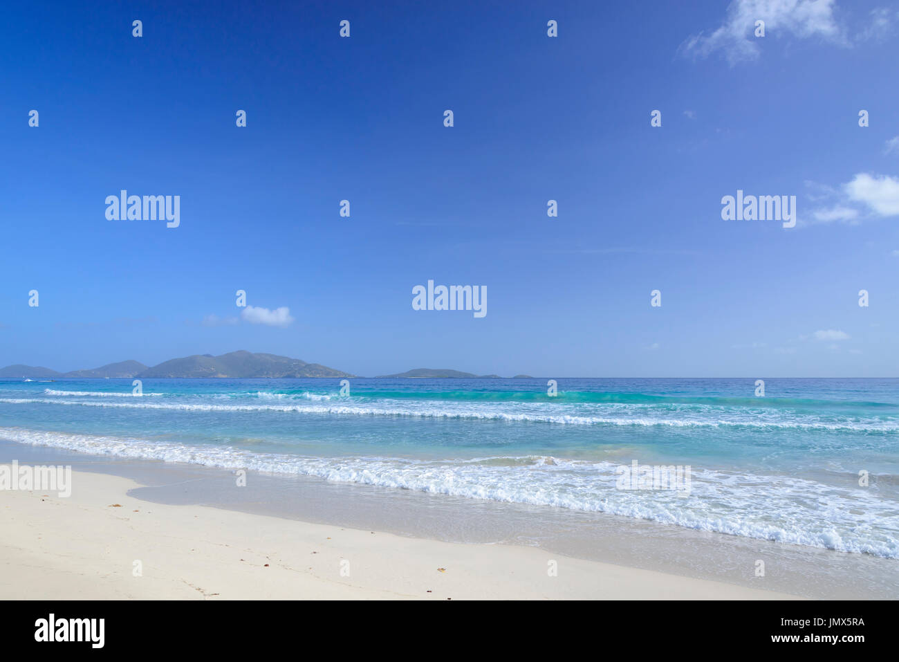 Playa de arena y las olas, la isla de Tortola, Islas Vírgenes Británicas, Mar Caribe Foto de stock