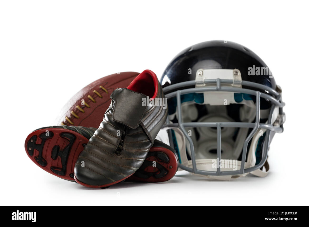 Cerca de zapatos deportivos con casco y fútbol americano contra el fondo blanco Fotografía de - Alamy