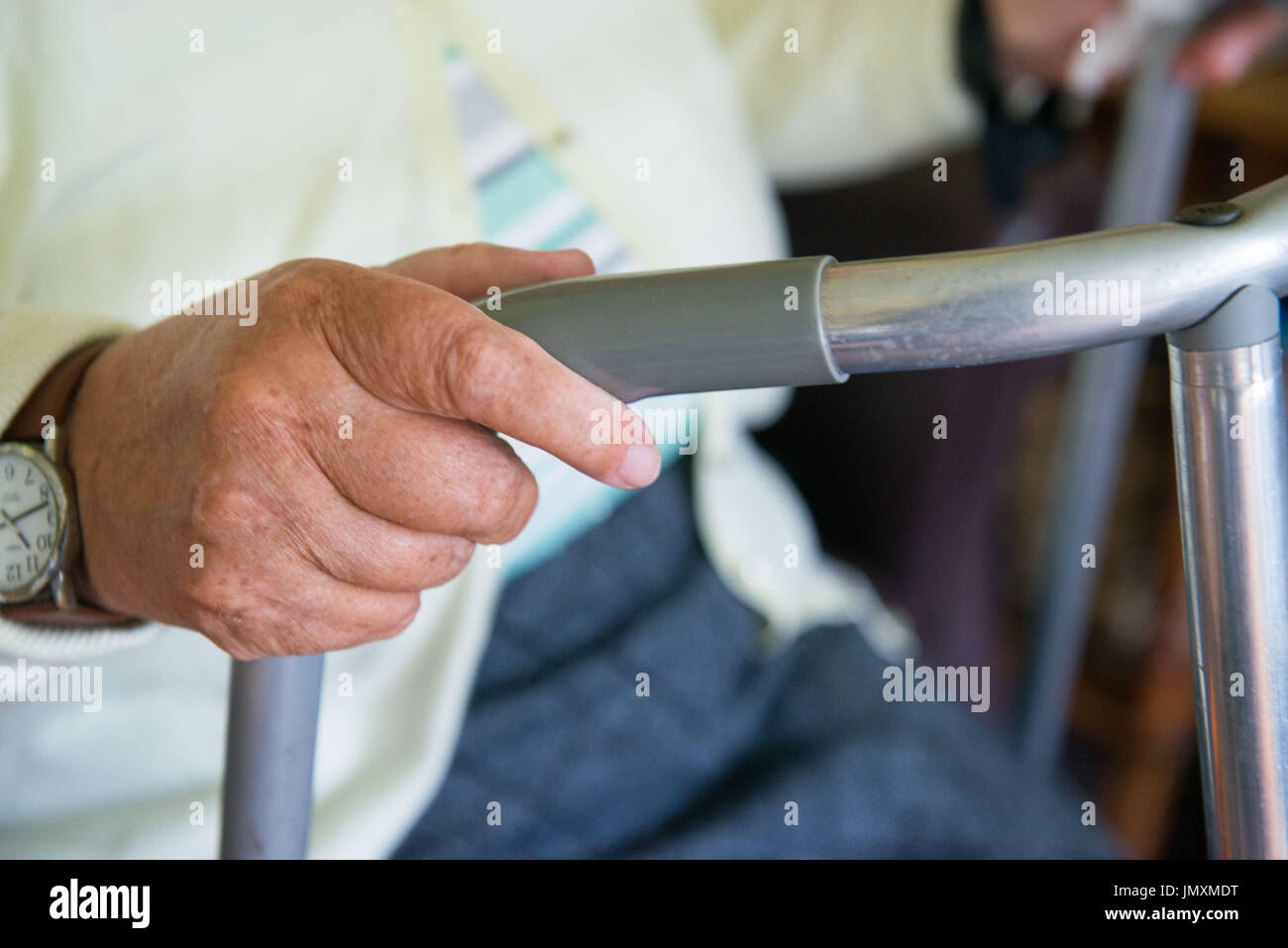 WWW.IANGEORGESONPHOTOGRAPHY.CO.UK Foto: pensionista, pensionista, Zimmer Frame, Movilidad, discapacidad, vejez, frágiles Foto de stock