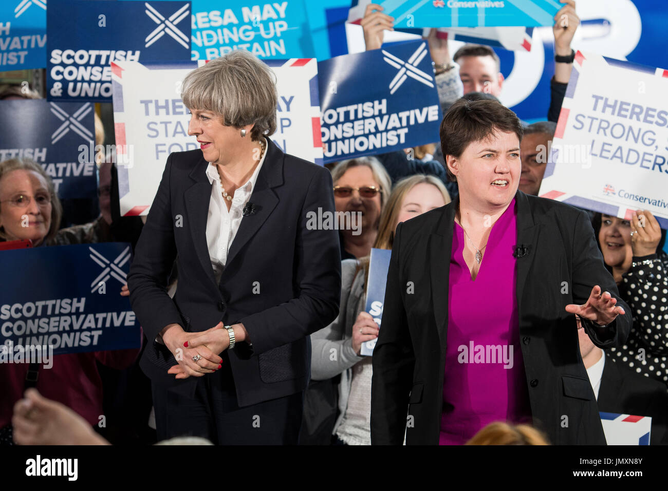 El Primer Ministro Theresa visitas Clockwork Extracción y almacenamiento empresa en Edimburgo en la acumulación de la elección general del Reino Unido, el 5 de junio de 2017, Ruth D Foto de stock