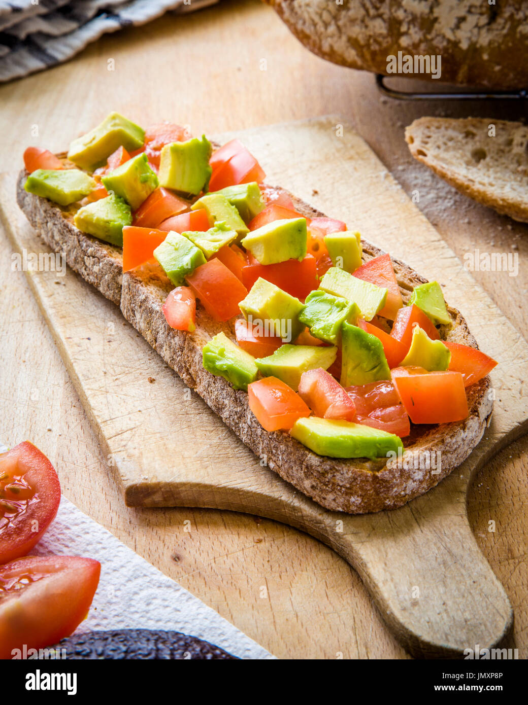 Pan agrio tostado con tomate y aguacate. Foto de stock