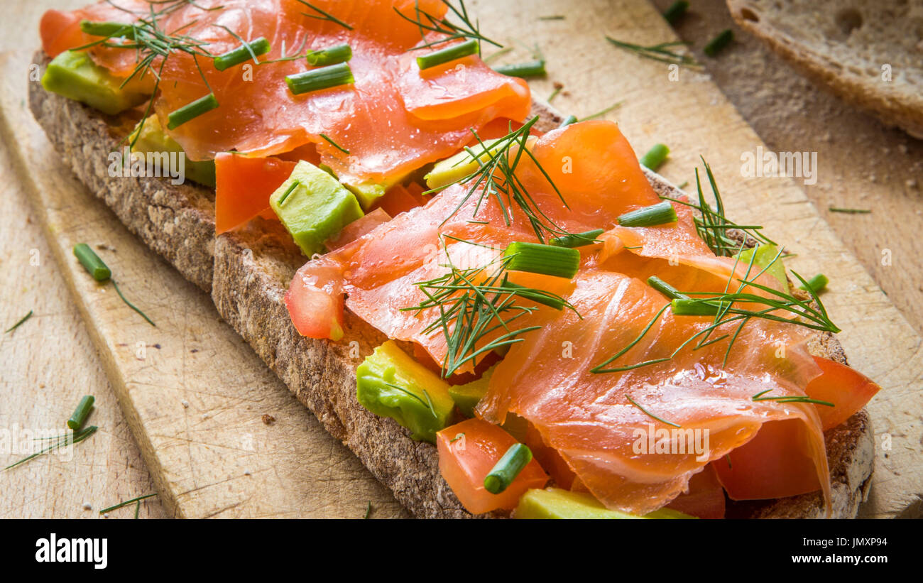 Pan agrio tostado con tomate, aguacate Foto de stock