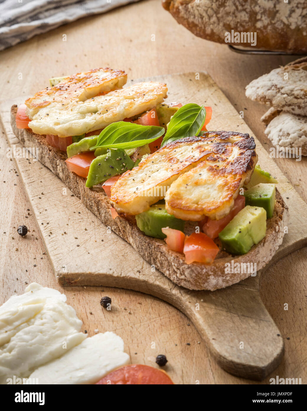 Pan agrio tostado con tomate, aguacate Foto de stock