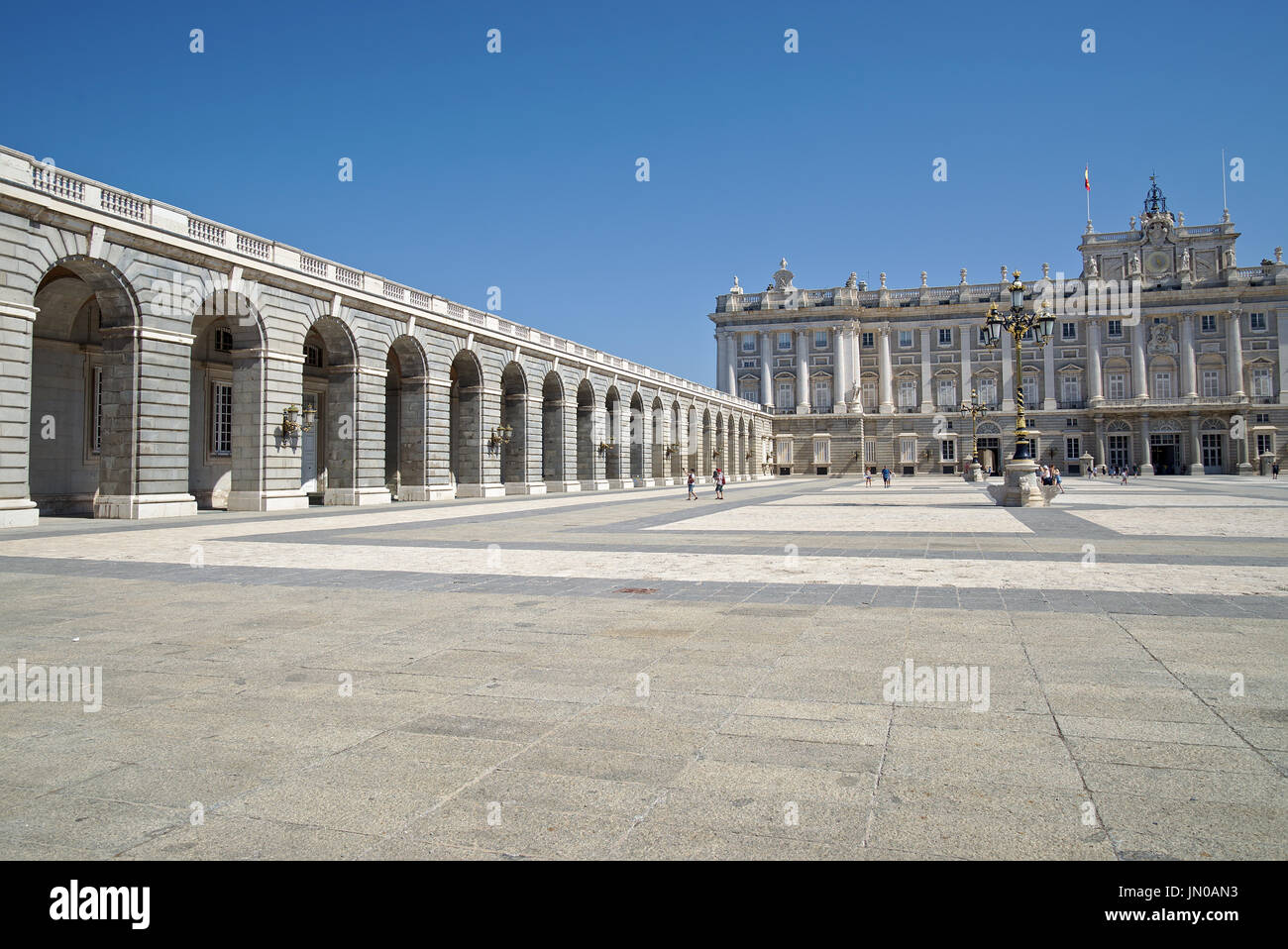 Lateral y la fachada del Palacio Real de Madrid, España, en un día muy soleado con unclouded blue sky. Foto de stock