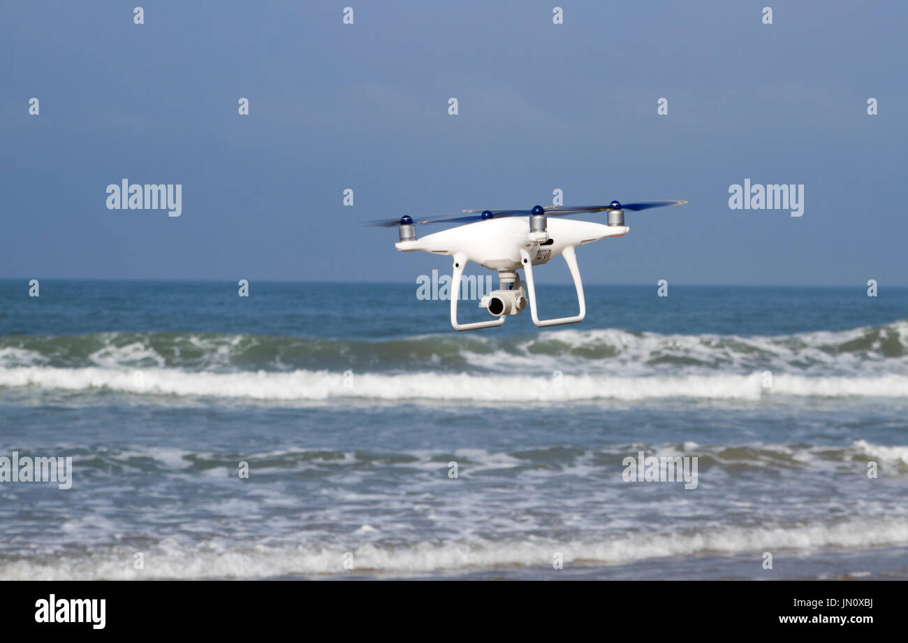 Drone volando bajo sobre el agua Foto de stock