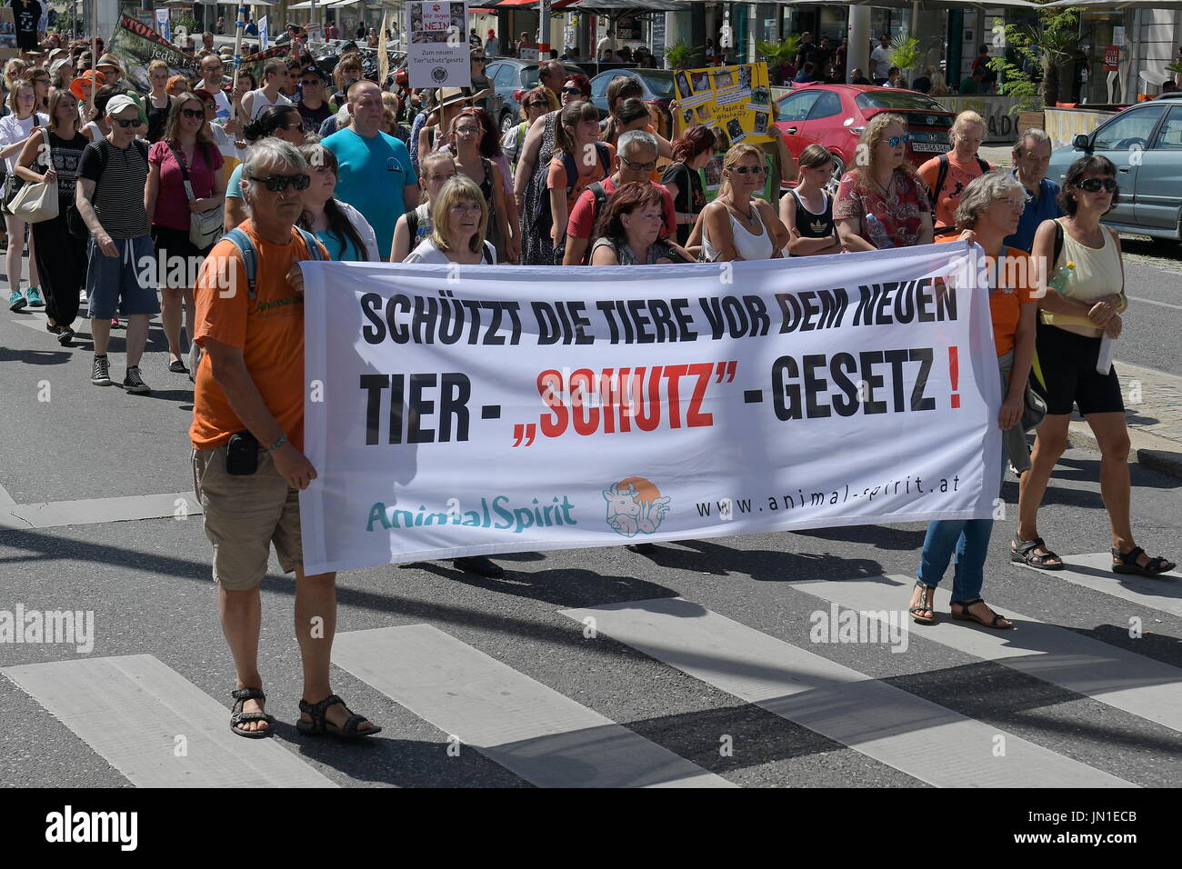 Viena, Austria. 29 de julio de 2017. Demostración sobre 'Innovación en protección animal 2017 en Viena. Varias organizaciones de protección animal se están manifestando en contra de la nueva legislación sobre bienestar animal en Austria. Banner con la inscripción 'Proteger a los animales de la nueva ley de protección animal'. Crédito: Franz Perc / Alamy Live News Foto de stock