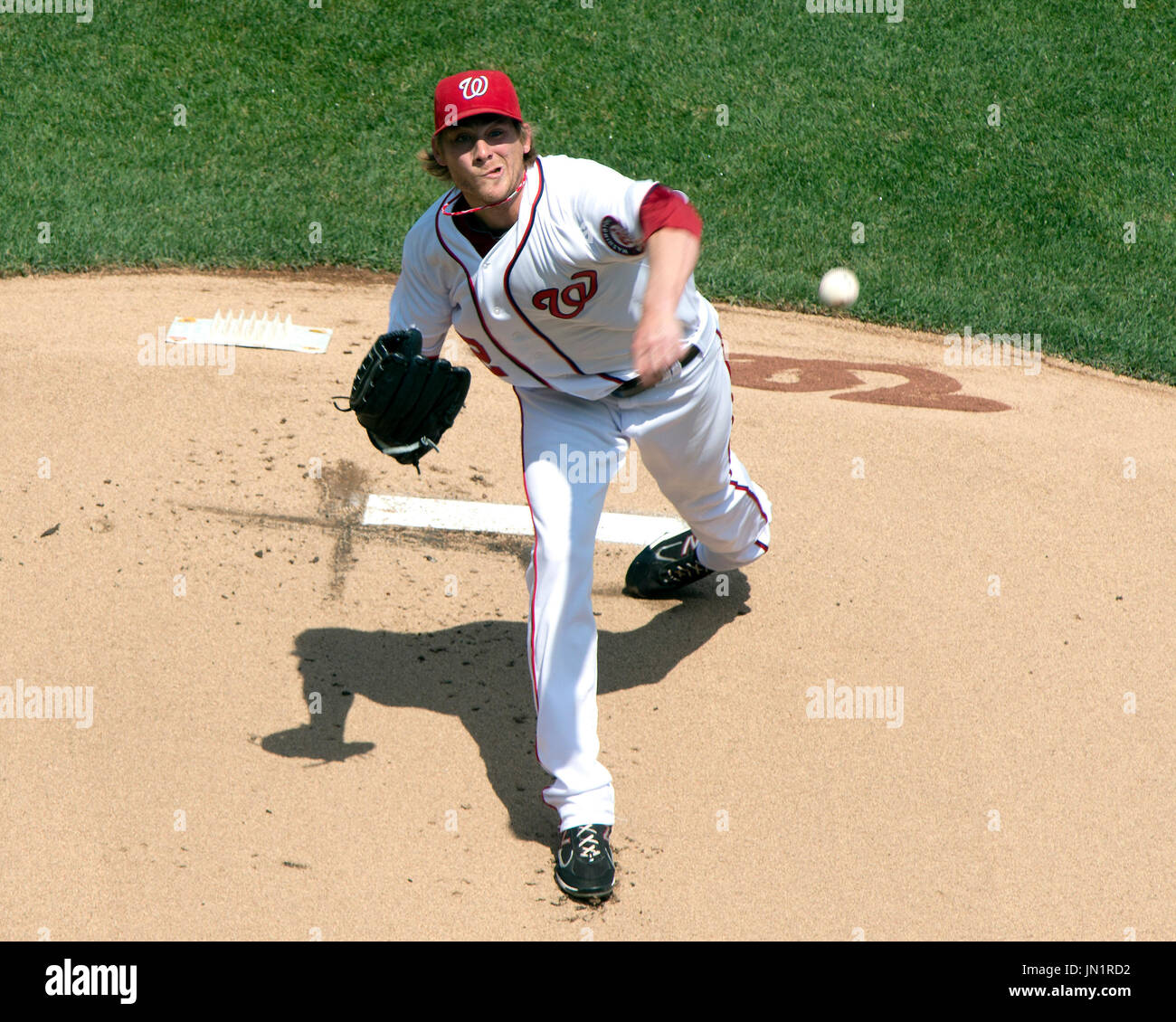 Washington Nationals zurdo lanzador Ross Detwiler (48) trabaja en la primera entrada contra los Rojos de Cincinnati en el Nationals Stadium de Washington, D.C., el domingo, 15 de abril de 2012. Todos los rojos y los nacionales jugadores están vistiendo el número 42 en honor de Jackie Robinson Día..Crédito: Ron Sachs / CNP Foto de stock